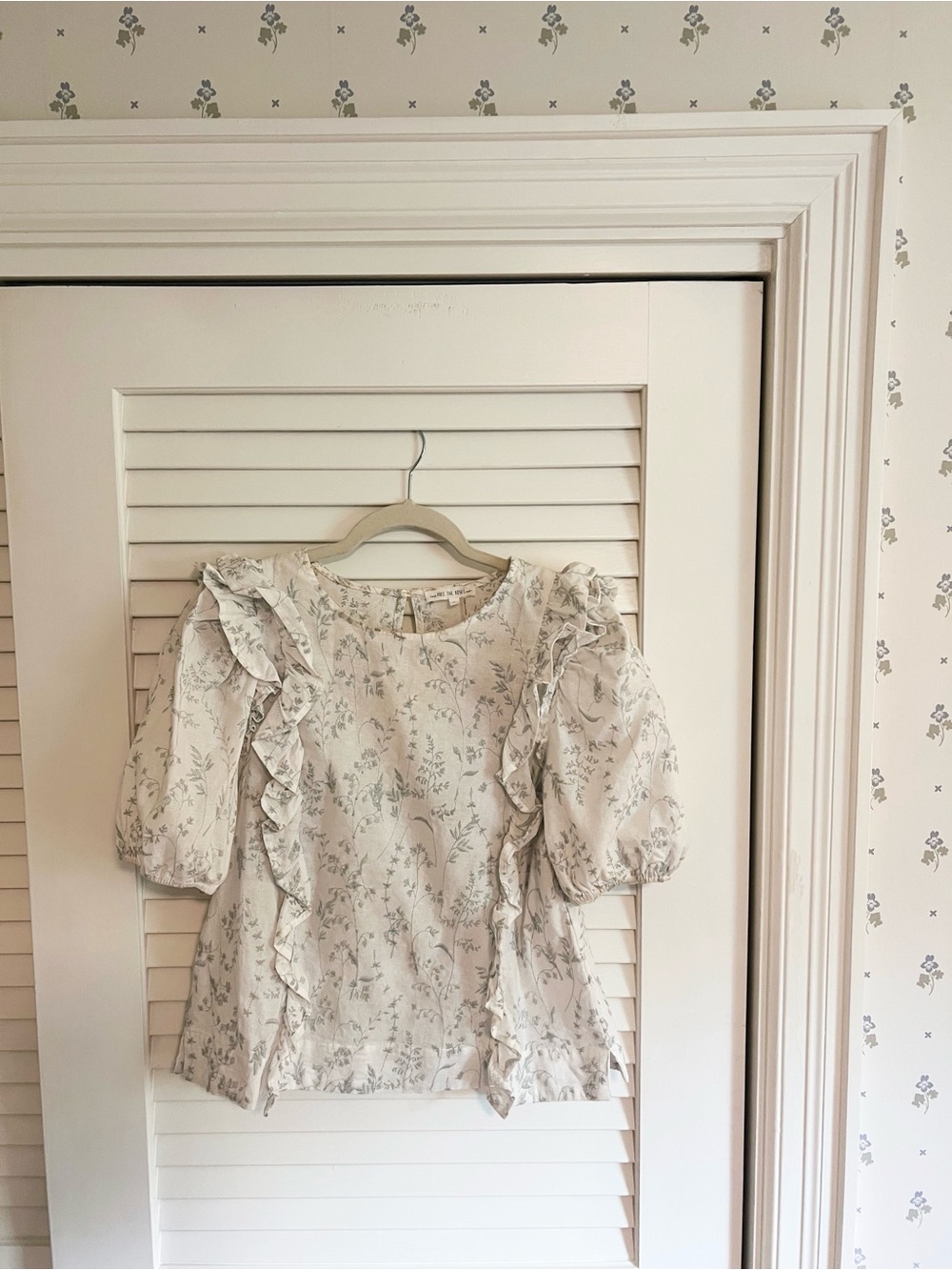 Free The Roses embroidered white top. Womens M Blue and White.